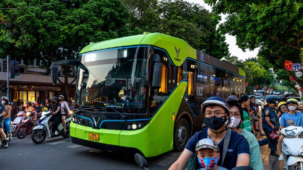 Vinfast electric bus in busy Viet Nam street