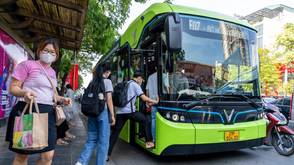 Vinfast electric bus in busy Viet Nam street